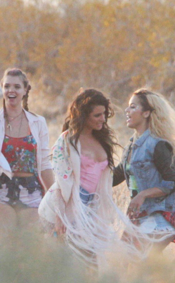 ¡Ups! Lea Michele enseñó su pezón durante la grabación de su nuevo video