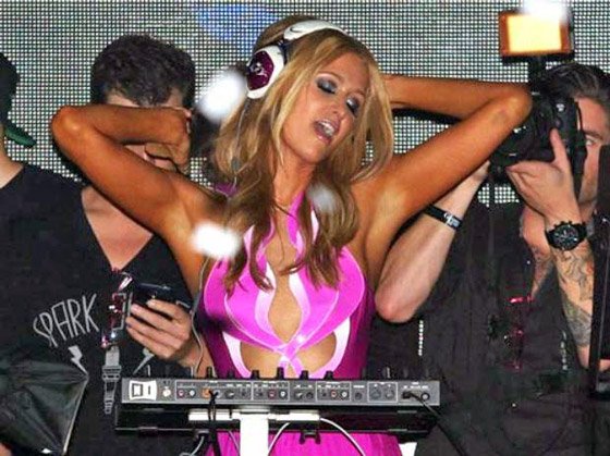 Paris deleitando a sus invitados con algunas de sus mezclas musicales