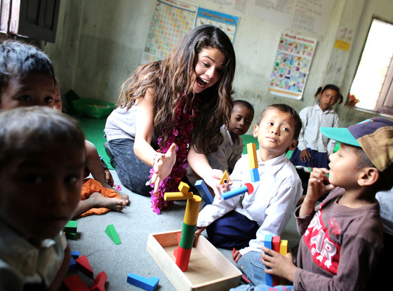 rs_560x415-140529083313-1024.Selena-Gomez-UNICEF-Nepal-Children.jl.052914