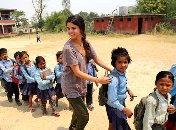 rs_560x415-140529083314-1024.Selena-Gomez-UNICEF-Nepal-School-Kids.jl.052914