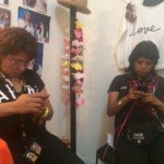 Aquí las amigas platicando