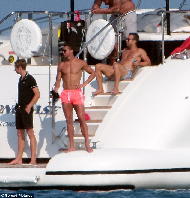 293BF27200000578-3105144-Showing_off_The_footballer_placed_a_hand_on_his_hip_and_showed_o-m-115_1433114534036