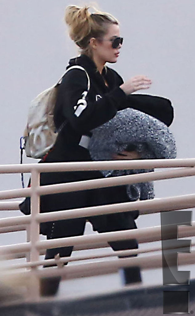 rs_634x1024-151020043318-634.Khloe-Kardashian-Leaves-Sunrise-Hospital-With-Lamar-Odom-Exclusive-JR-102015