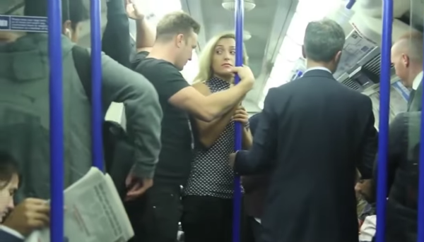 Este hombre acosó a una chica en el metro y así 