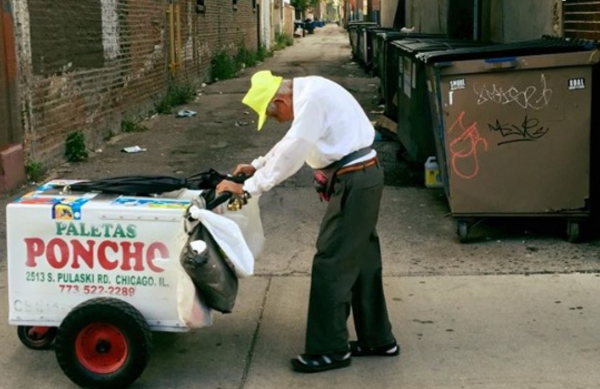 ayudar a un señor de edad avanzada