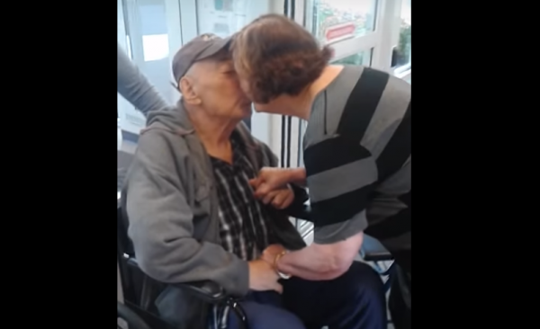 pareja que fue obligada a separarse