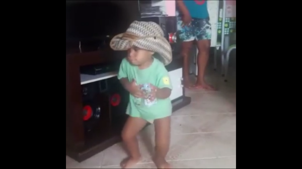 niño tiene toda la actitud