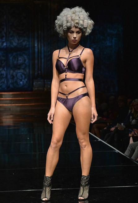 desfile de modas semidesnudo