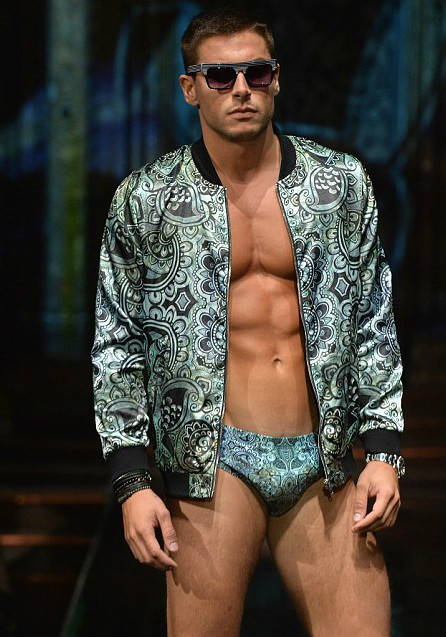 desfile de modas semidesnudo