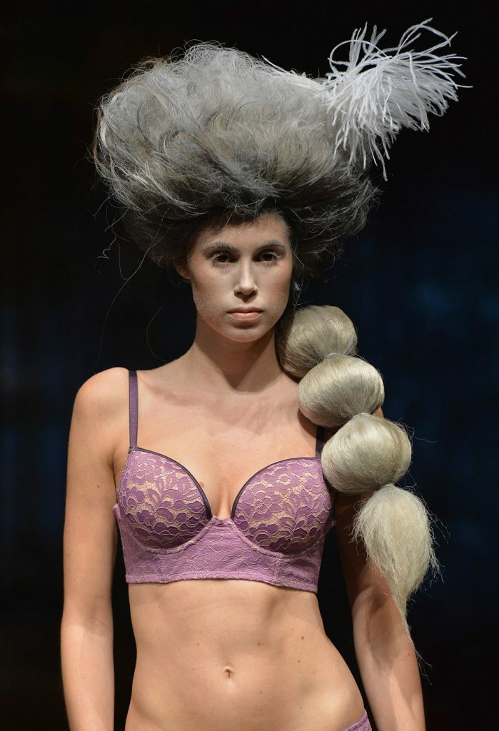 desfile de modas semidesnudo