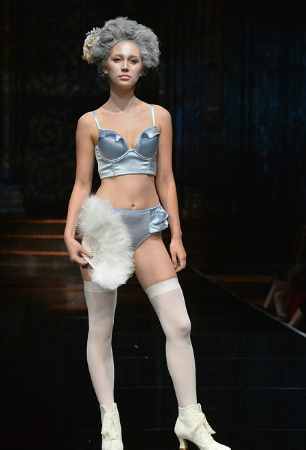 desfile de modas semidesnudo
