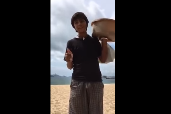 joven-vende-empanadas