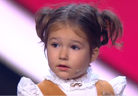 ni&ntilde;a habla 7 idiomas