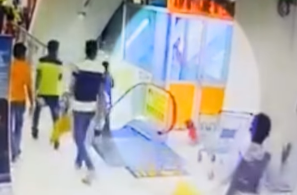 Niña cae de segundo piso