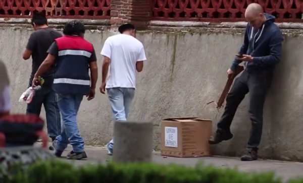 maltratando a un cachorro