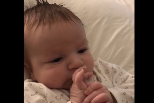 bebé de 2 meses le dice "Hola" a su mamá