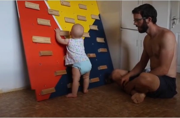 bebé escala las paredes