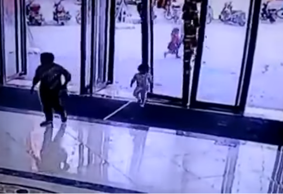 Niña de tres años es aplastada