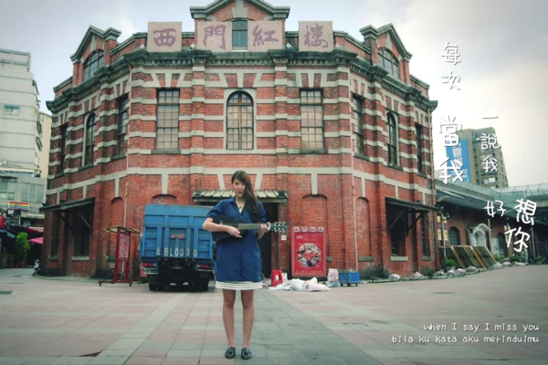 hombre cae de un edificio