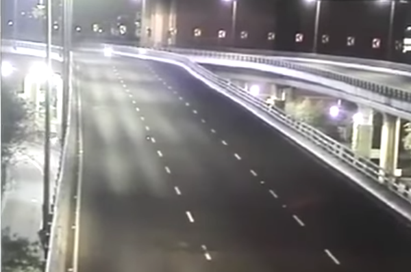 motociclistas caen del segundo piso