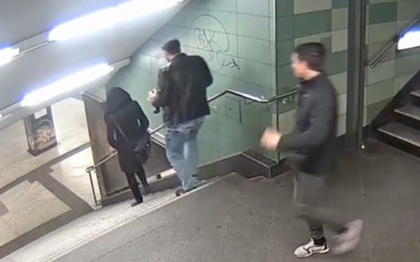 Hombre patea a una mujer en las escaleras del metro