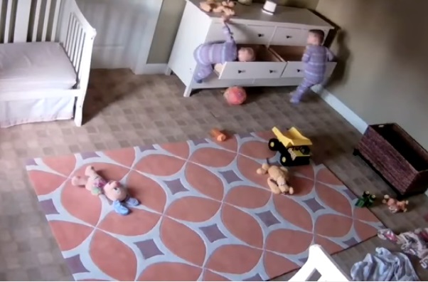 cae un mueble encima y su hermano de 2 años lo salva