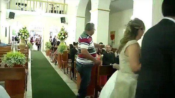 Hombre dispara contra invitados