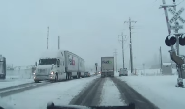 trailer FedEx destrozado