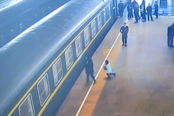 Ni&ntilde;a cae en vias del tren