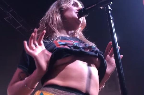 Cantante sueca muestra sus senos