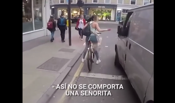 joven siendo acosada en la calle