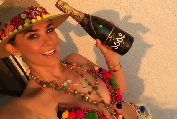 actriz desnudándose en una obra de teatro