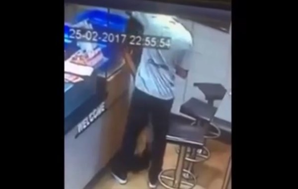 sexo en una pizzería