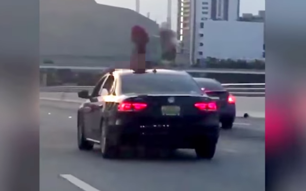 intenso twerking sobre un automóvil