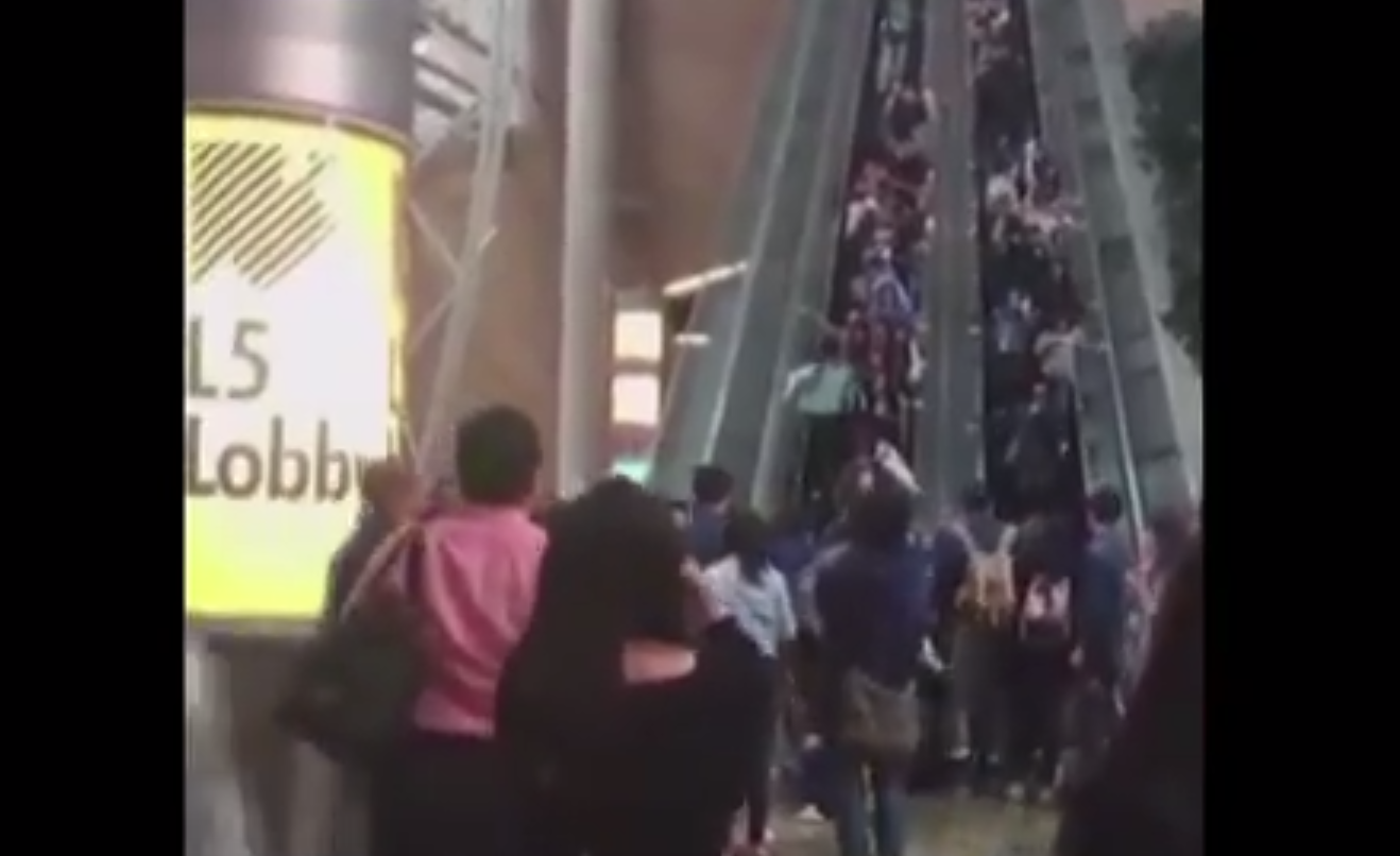 Falla en escalera eléctrica deja 18 heridos