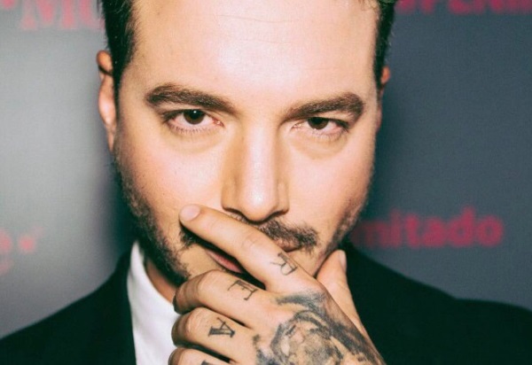 J Balvin le roba Ferrari a Nicky Jam