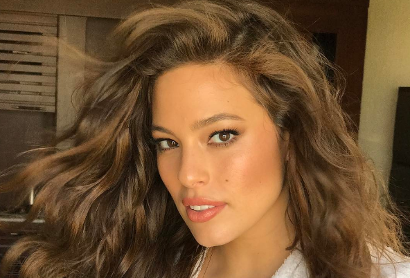 Ashley Graham posa completamente desnuda