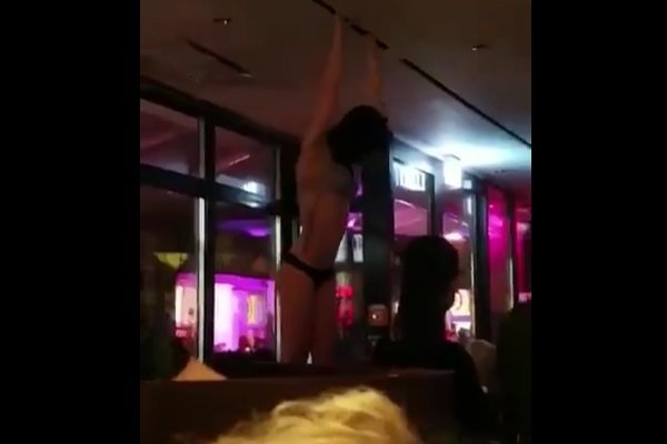 Sexy bailarina hace un complicado paso