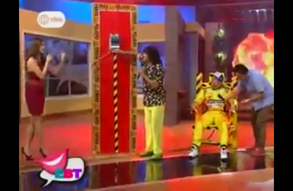 Falla en un programa en vivo, casi electrocuta a su invitado