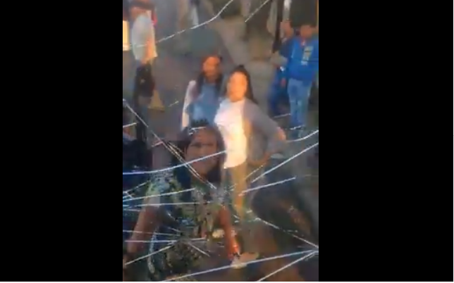 mujeres agreden un autobús de pasajeros