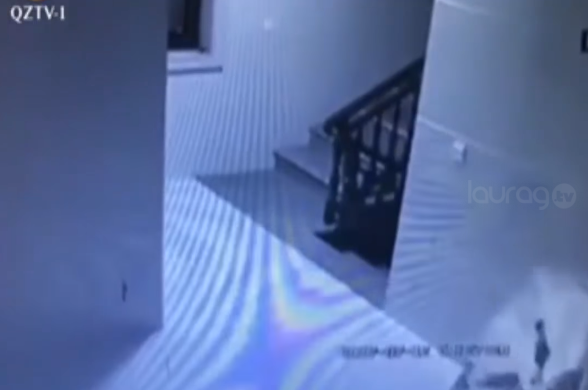 Hombre se disfraza de fantasma