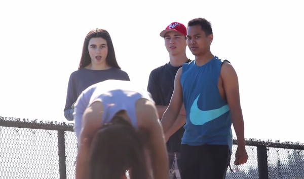 chica se pasea por las calles