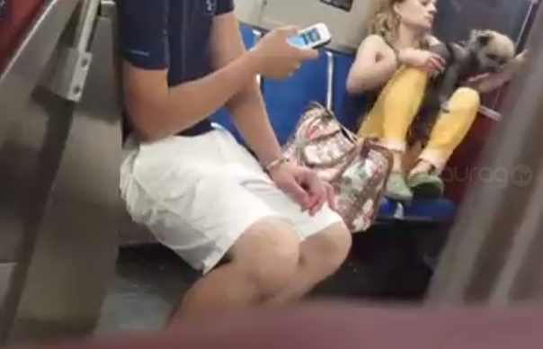 mujer maltratando cruelmente a su perrito