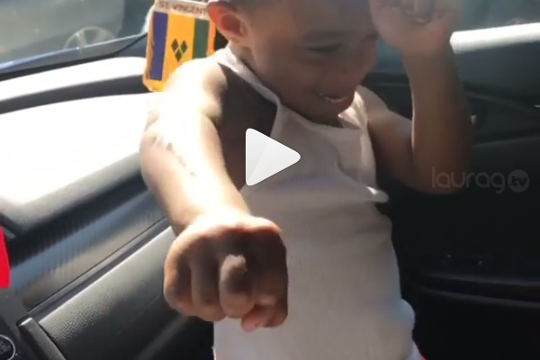 Ni&ntilde;o de 3 a&ntilde;os baila