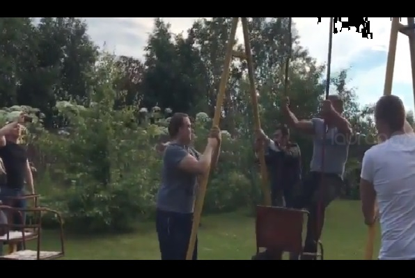 Joven pierde el control al realizar giros de 360°