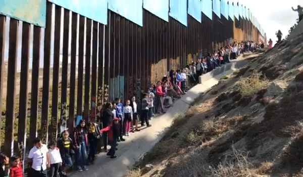 ni&ntilde;os mandan un mensaje de esperanza