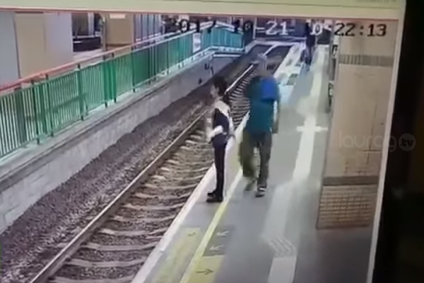 Hombre empuja a una mujer a las vías del tren