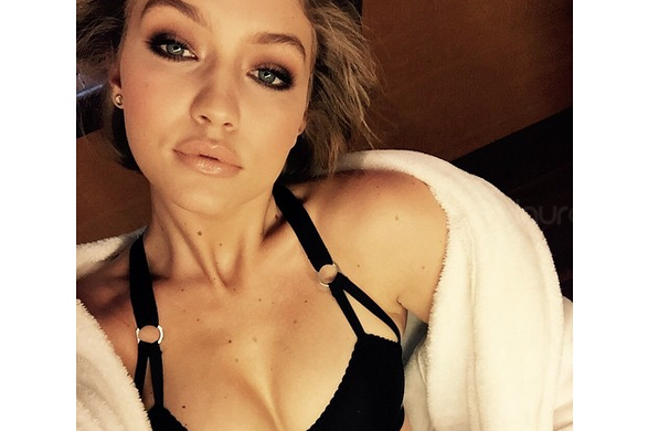 Gigi Hadid posa en topless