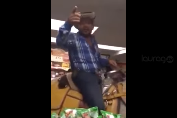 Jinete entra a tienda para comprar unas cervezas