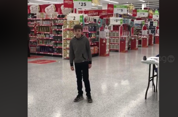 cantar en medio de un supermercado